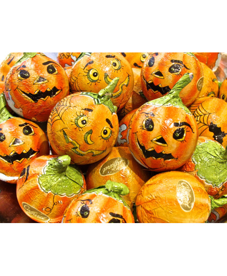 Online sales of chocolates Caffarel Turin pumpkin-shaped Halloween. Shop online chocolates in the shape of gourds for halloween.